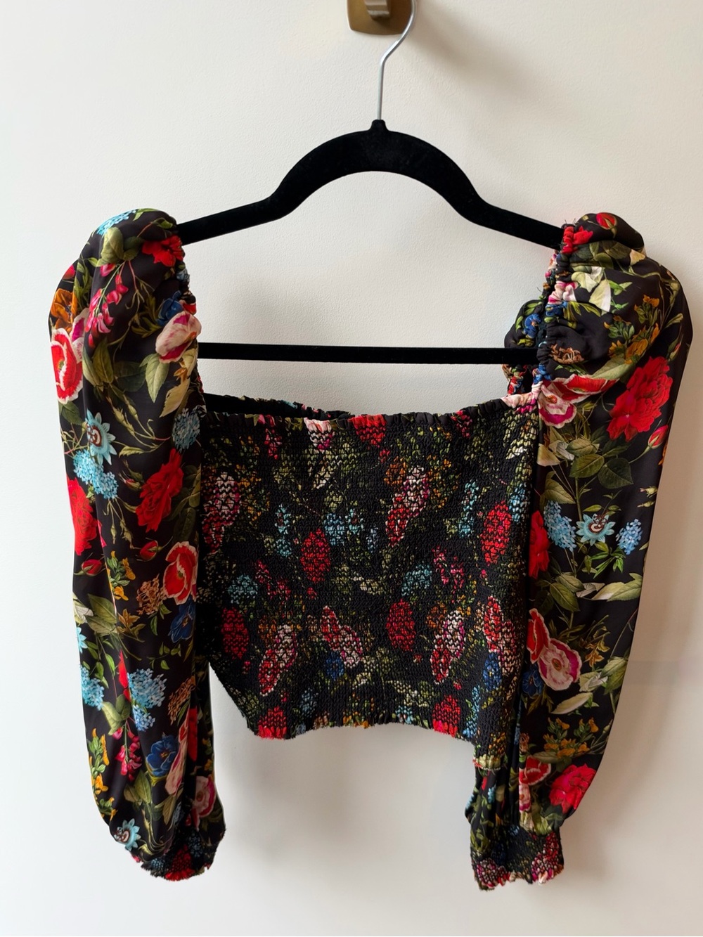 Alice & Olivia Floral Puff-Sleeve Smocked Crop Top - Black